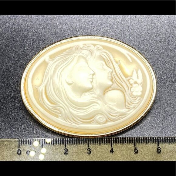 Vintage Victorian Art Nouveau Cameo Oval gold tone Gilt Frame Brooch pin 1970s - Picture 7 of 9
